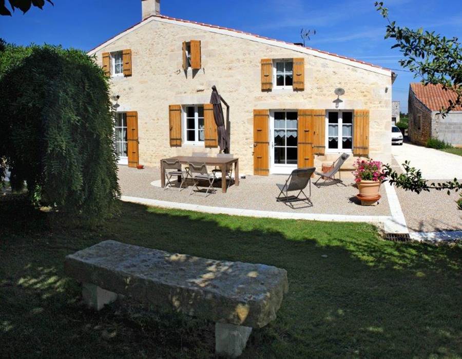 FAÇADE DU GITE AVEC TERRASSE